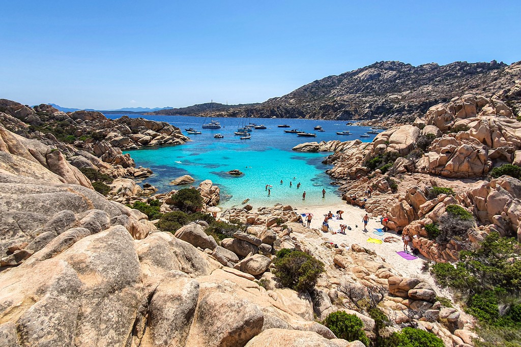 Le migliori spiagge della Maddalena, Sardegna spiaggia vista da dietro