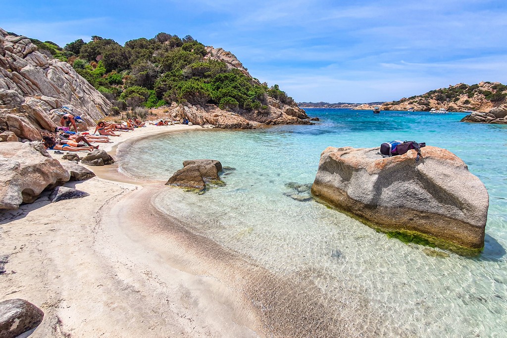 Guida all’arcipelago della Maddalena Sardegna spiaggia a doppia mezzaluna