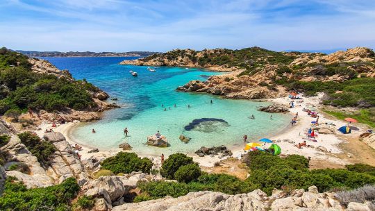 guida all'arcipelago la maddalena spiaggia vista da dietro