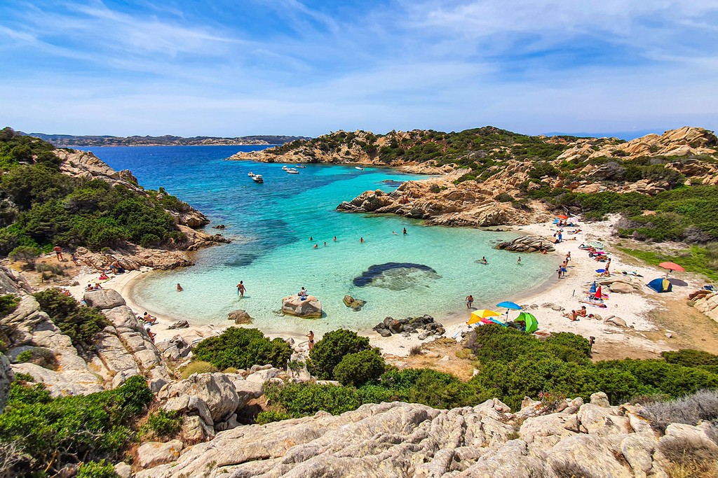 Le migliori spiagge della Maddalena, Sardegna spiaggia vista da dietro