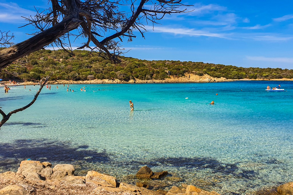 spiaggia con acqua cristallina