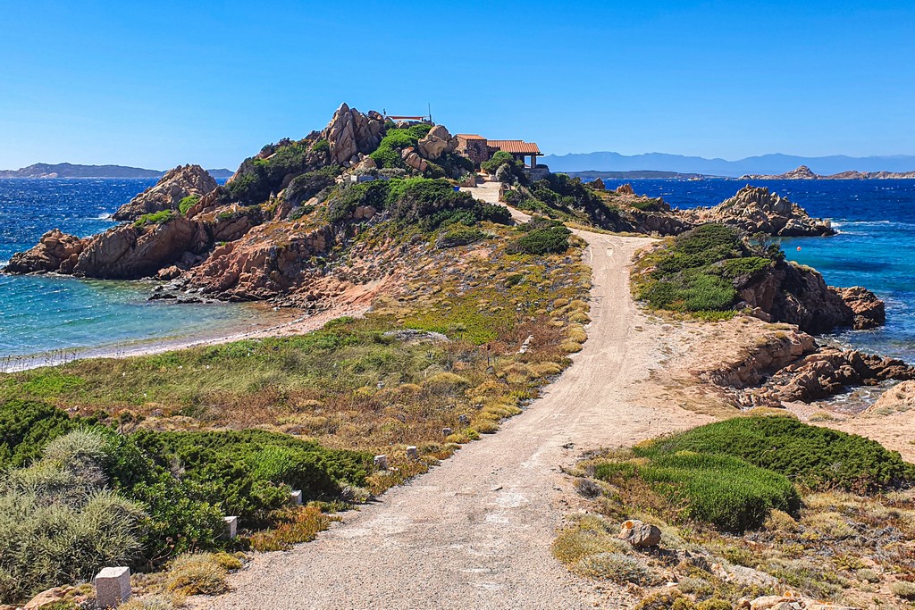 strada che gira sul mare