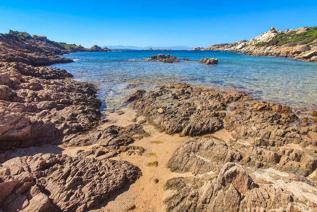 Guida all’arcipelago della Maddalena Sardegna scogli in spiaggia