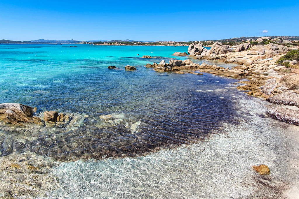 insenatura con acqua limpida