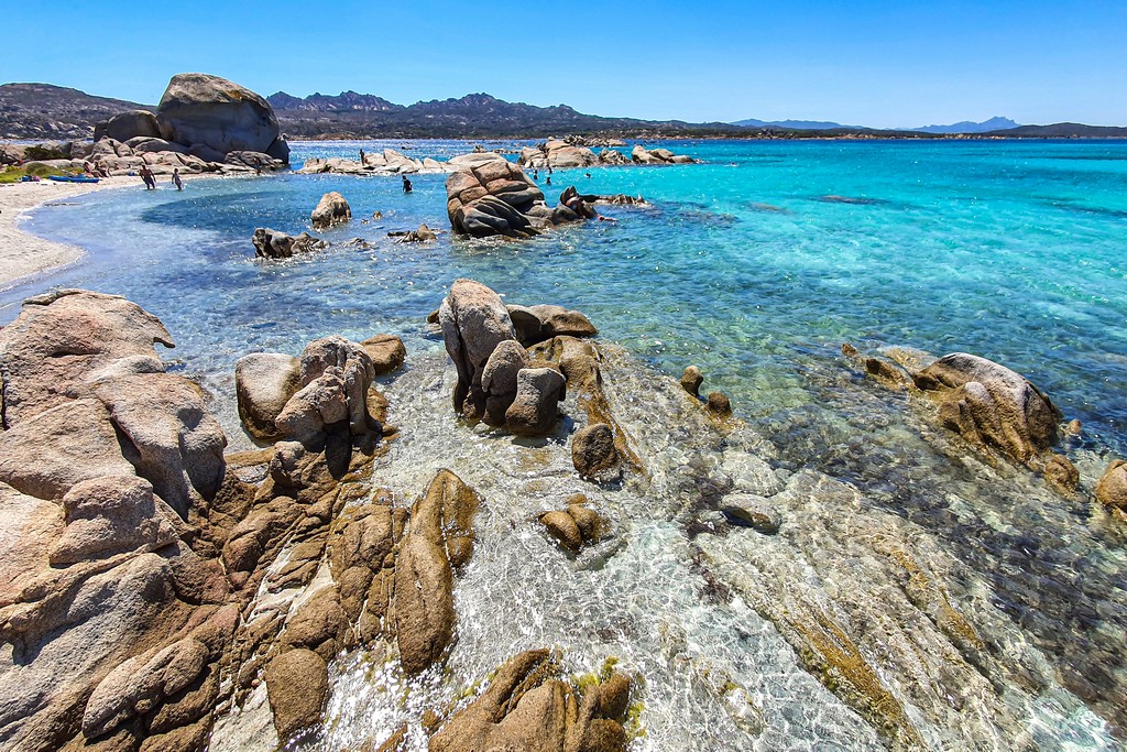 Le migliori spiagge della Maddalena, Sardegna spiaggia con massi di granito