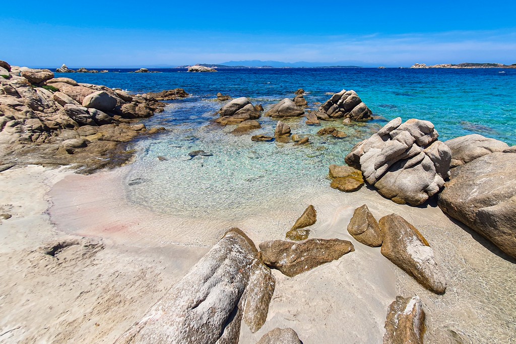 Le migliori spiagge della Maddalena, Sardegna spiaggia di sabbia con massi di granito