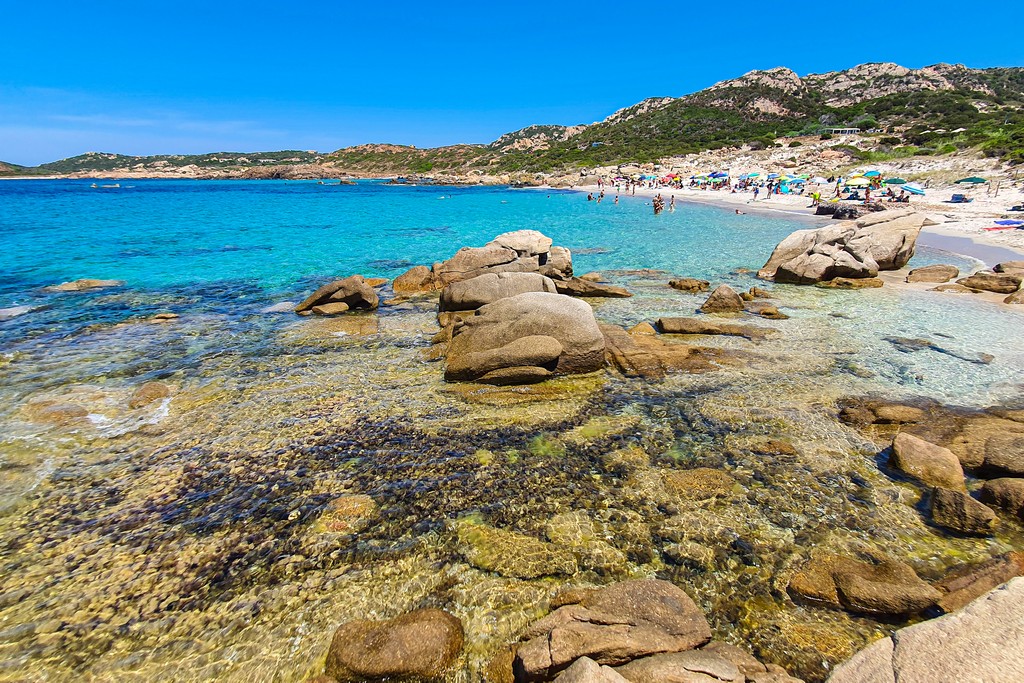 Guida all’arcipelago della Maddalena Sardegna spiaggia vista dal lato