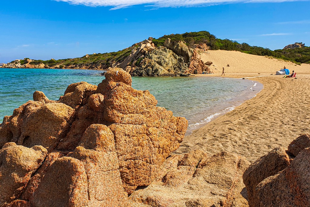 Guida all’arcipelago della Maddalena Sardegna spiaggia con grana grossa