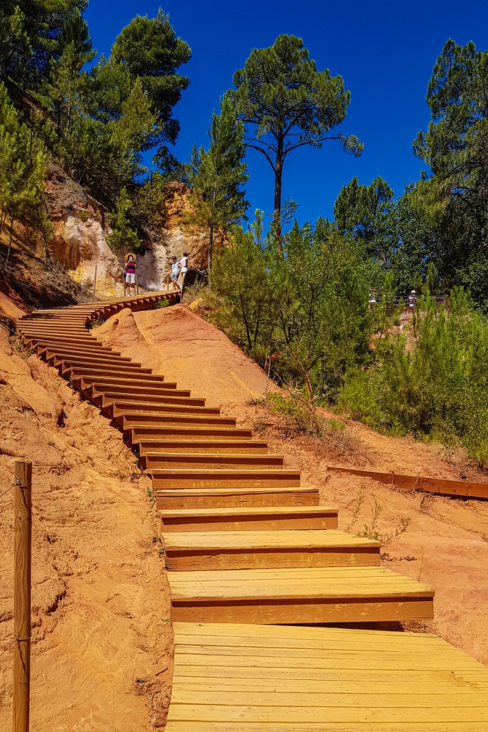 rocce colorate di ocra con alberi