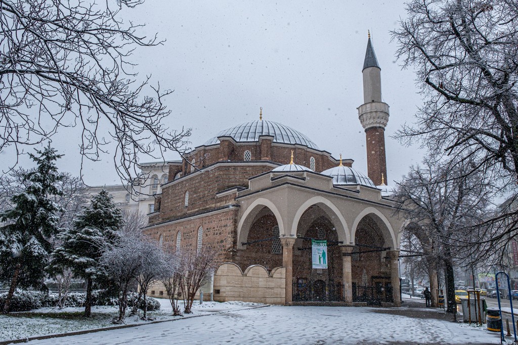visitare la Bulgaria in inverno moschea sotto la neve