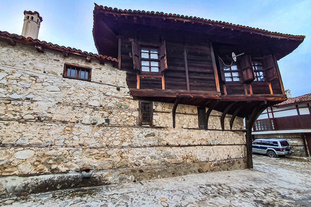 Visita a Koprivshtitsa recinto con pietre e travi