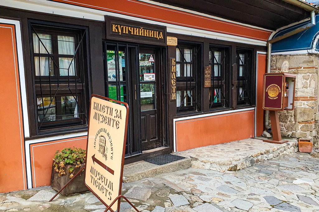 Visita a Koprivshtitsa facciata di negozio