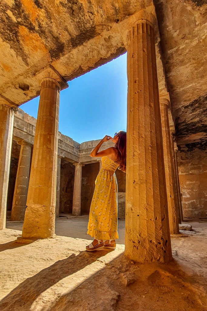 ragazza con colonne