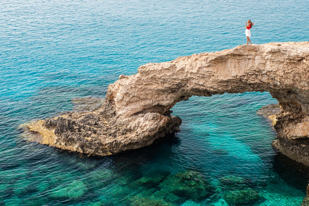 ragazza sopra ponte di roccia