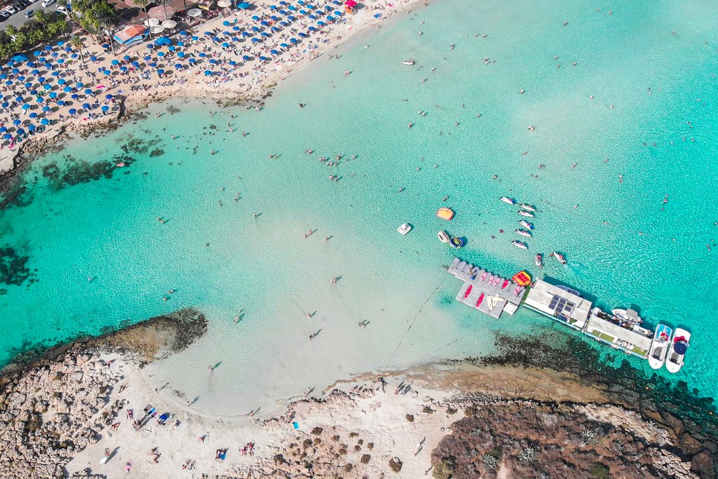 5 motivi per visitare Cipro spiaggia vista dall'alto