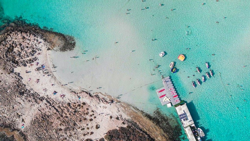 vista dall'alto della spiaggia