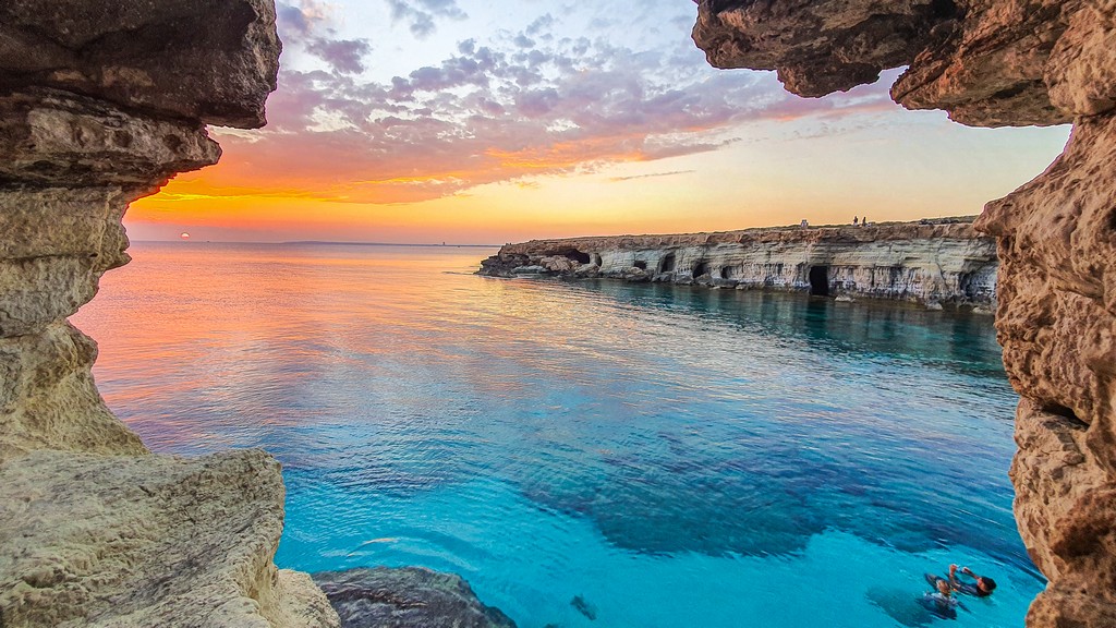 I luoghi più instagrammabili di Cipro vista della scogliera al tramonto
