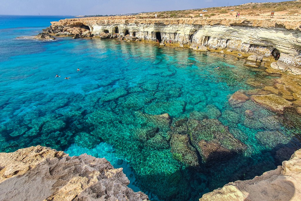 10 giorni a Cipro scogliera sul mare