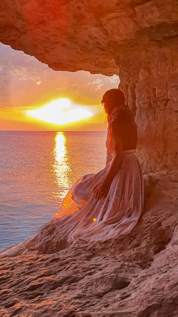 I migliori spot per il tramonto a Cipro ragazza al sole del tramonto