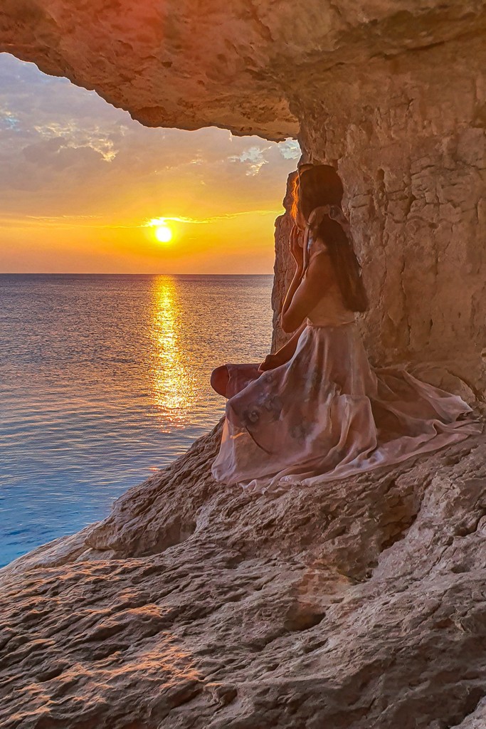 10 giorni a Cipro ragazza al sole al tramonto