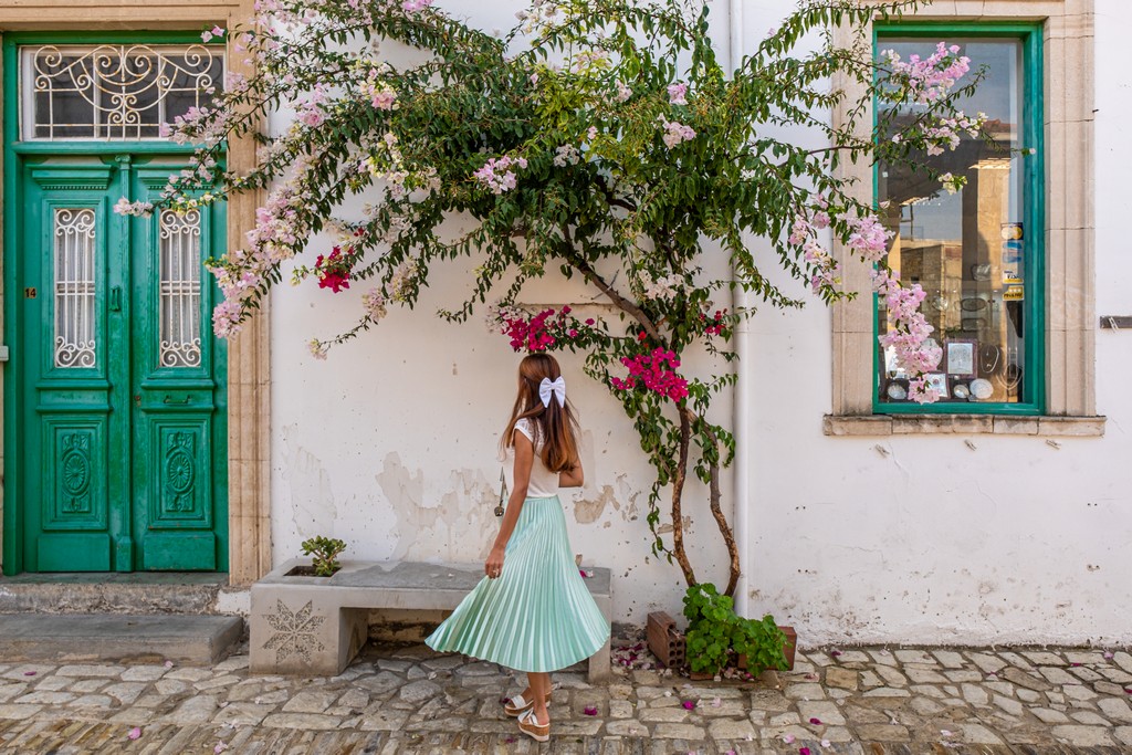 I luoghi più instagrammabili di Cipro ragazza davanti porta