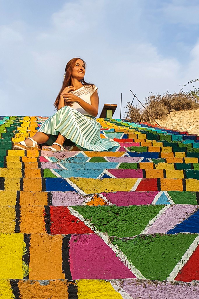10 giorni a Cipro ragazza su scalinata colorata
