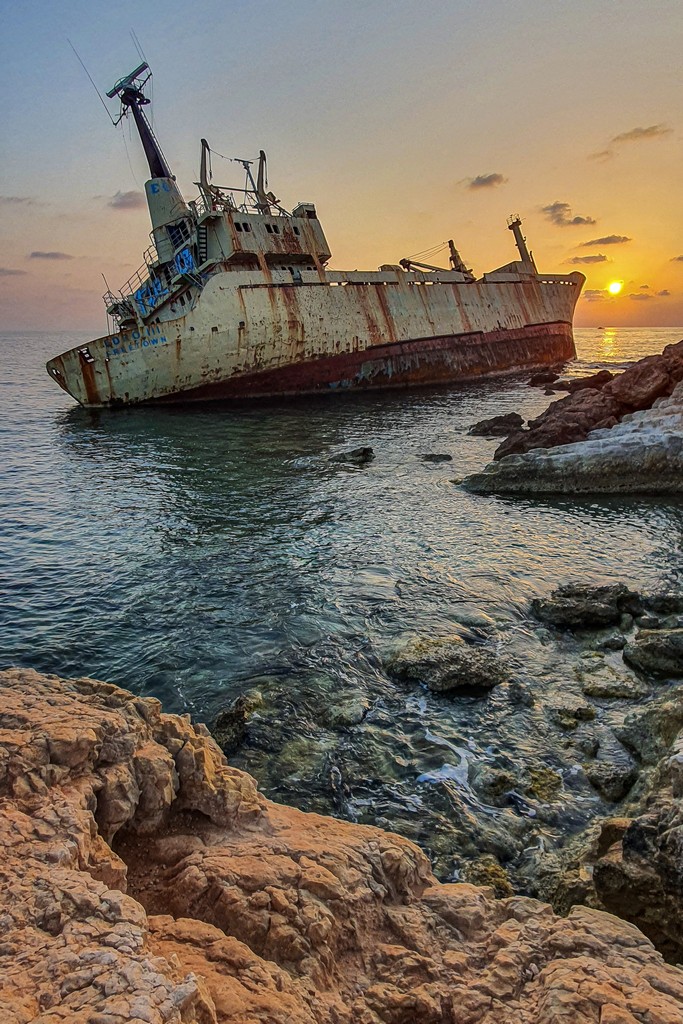 I migliori spot per il tramonto a Cipro nave con tramonto