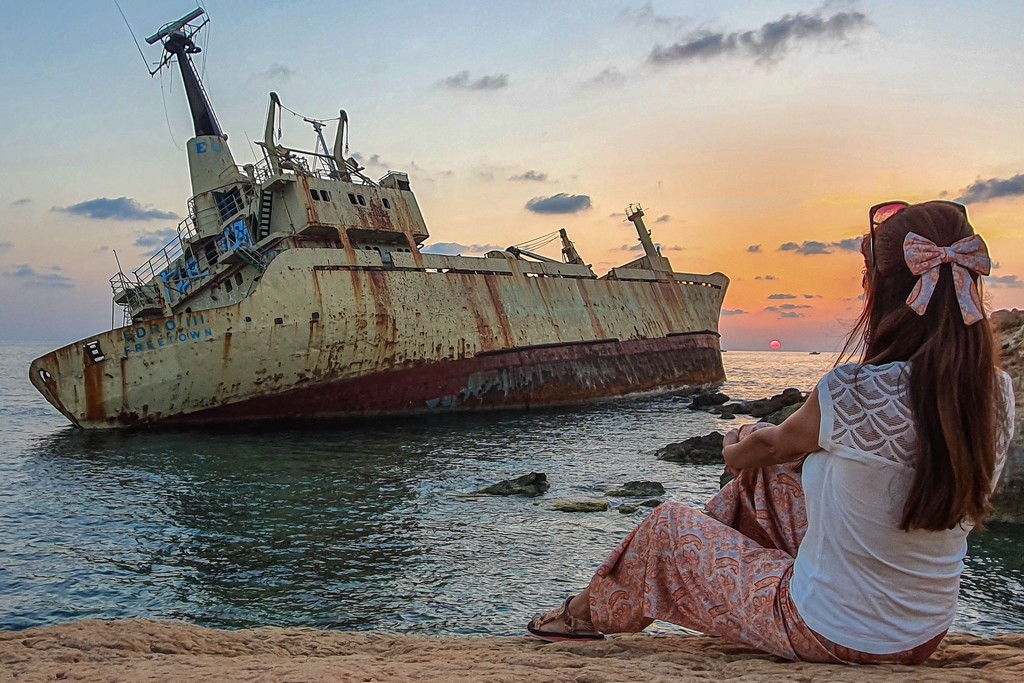 I luoghi più instagrammabili di Cipro ragazza davanti nave