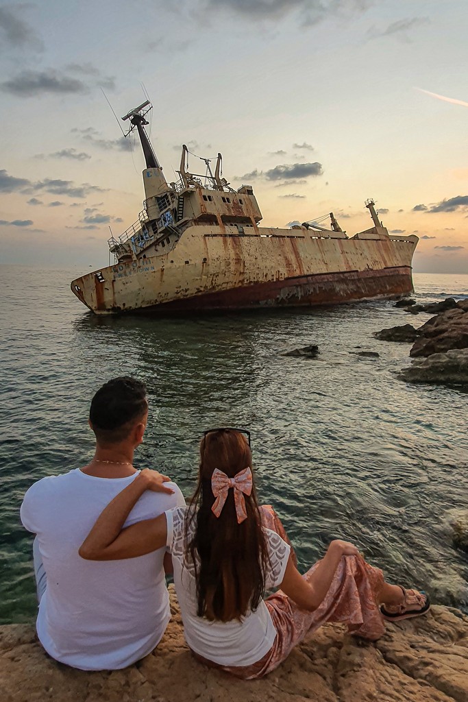 I migliori spot per il tramonto a Cipro coppia con nave