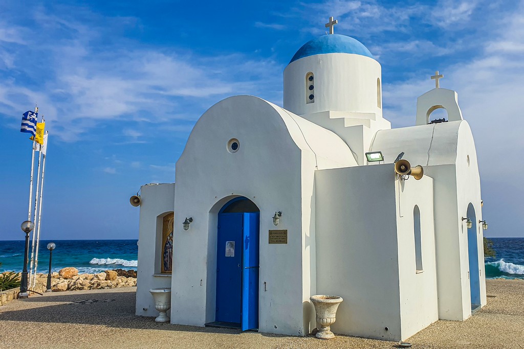 I luoghi più instagrammabili di Cipro chiesa bianca e blu