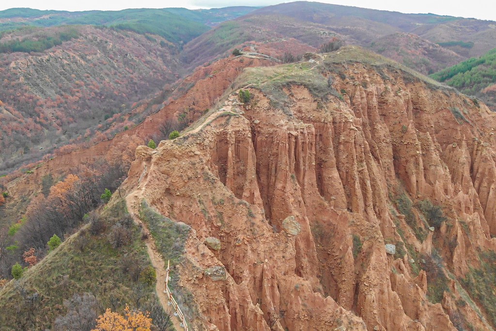 montagne rosse con pinnacoli