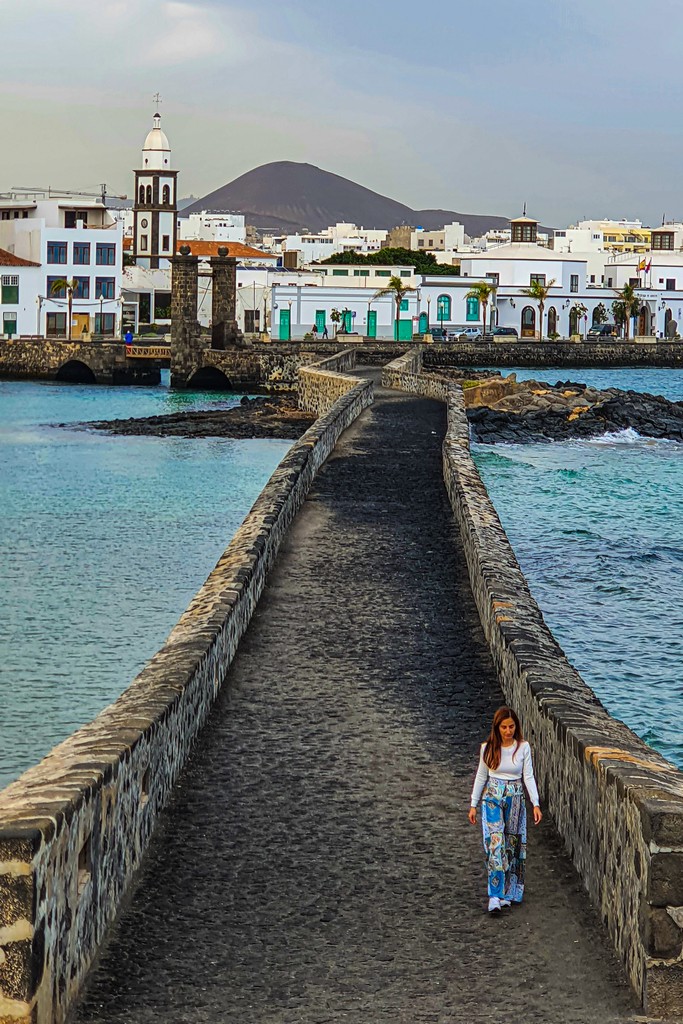 Cosa vedere ad Arrecife ragazza sul ponte