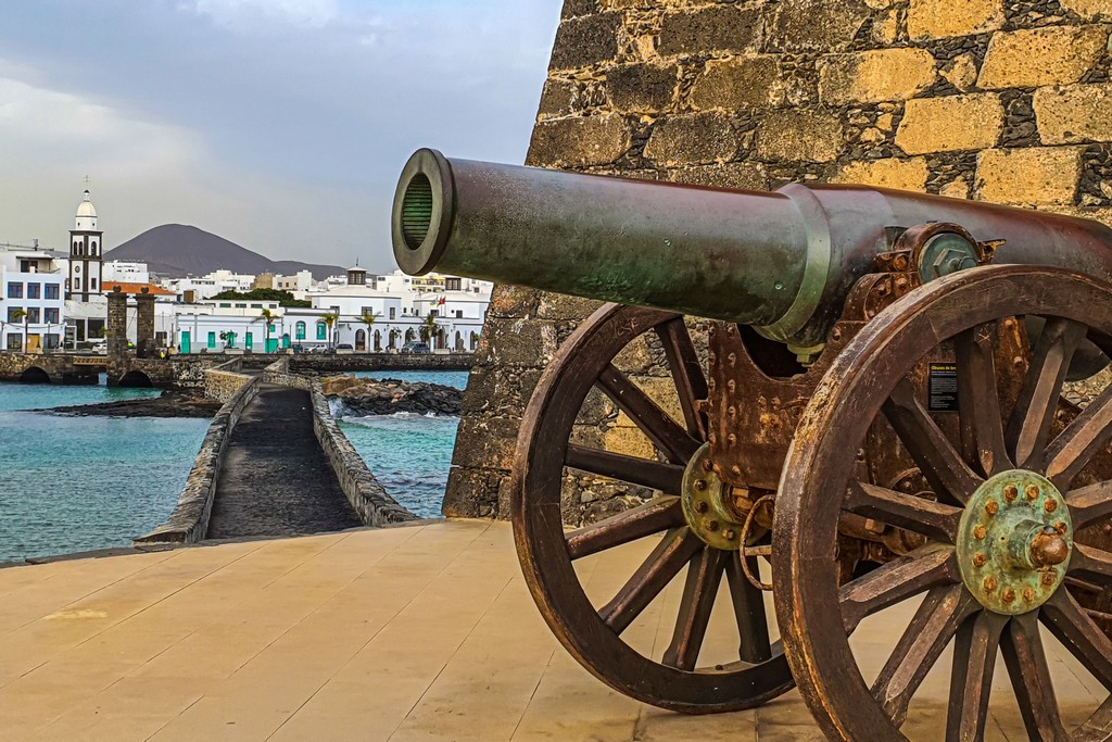 Cosa vedere ad Arrecife cannoni davanti alla città