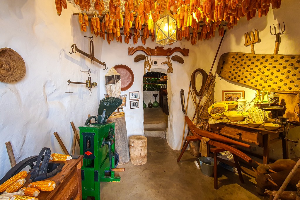 Visita al Museo Etnografico di Artenara cucina in grotta
