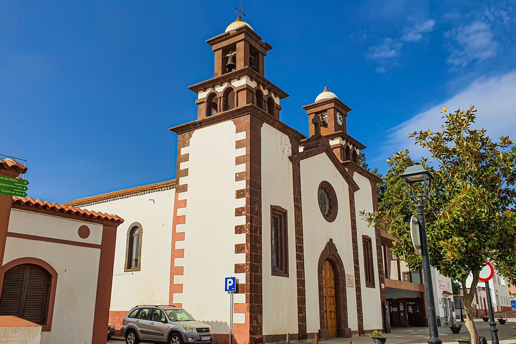 Visita ad Artenara Gran Canaria chiesa bianca e marrone
