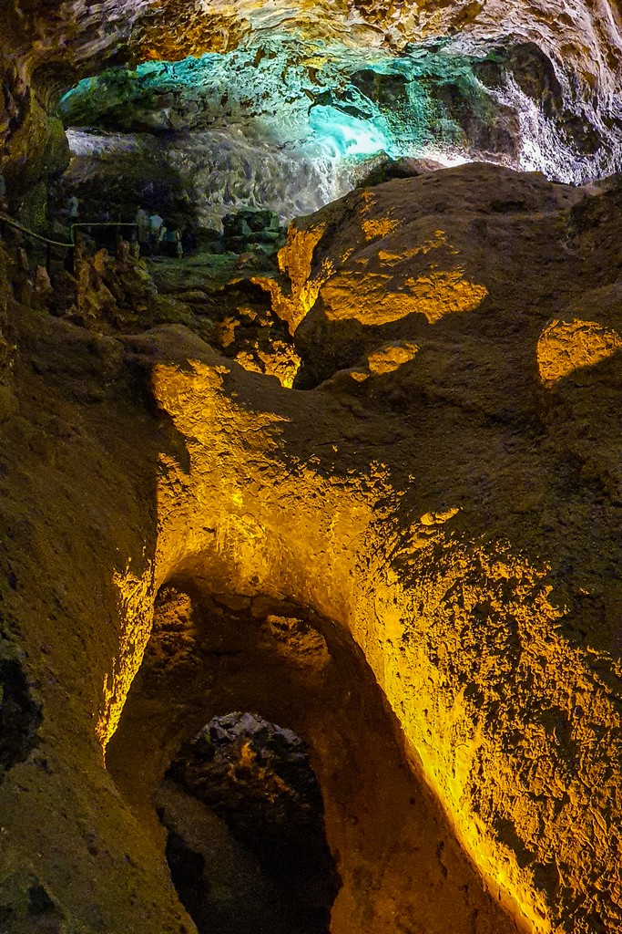 interno di un tunnel di lava vulcanica