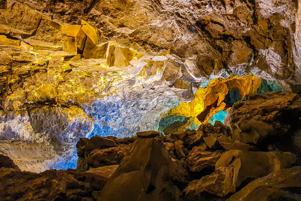 visita alla Cueva de los Verdes interno di un tunnel di lava vulcanica