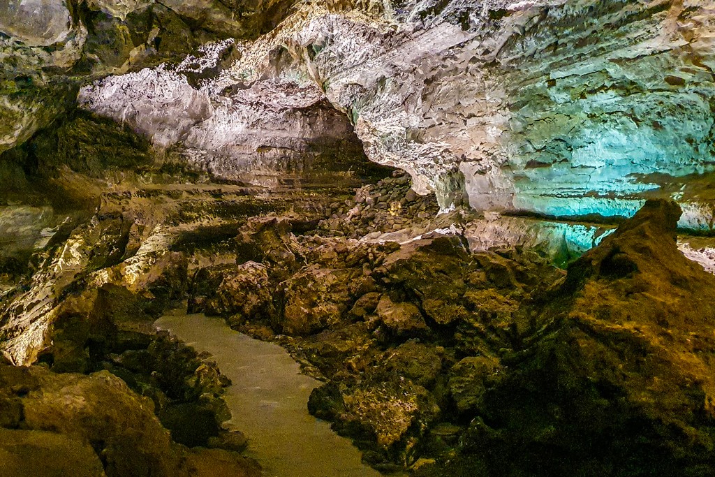 visita alla Cueva de los Verdes interno di un tunnel di lava vulcanica