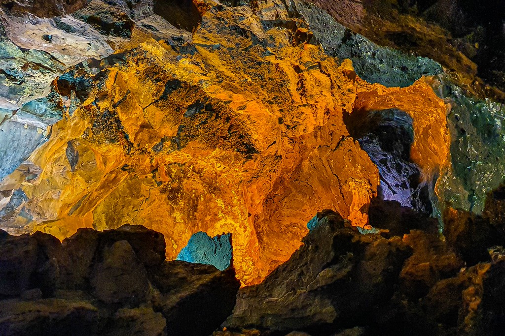 visita alla Cueva de los Verdes interno di un tunnel di lava vulcanica