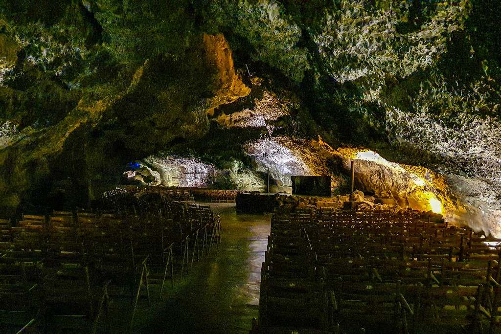 visita alla Cueva de los Verdes interno di un tunnel di lava vulcanica