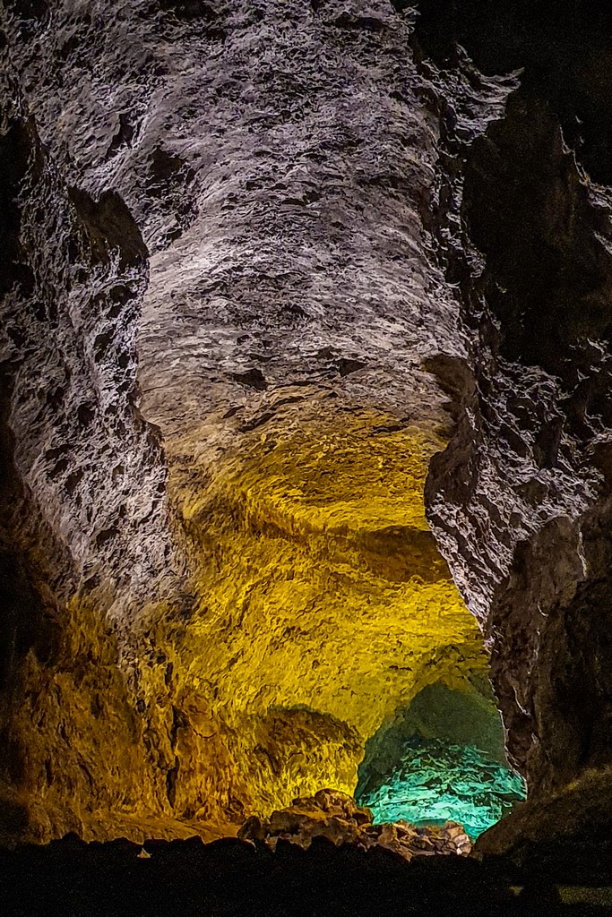 interno di un tunnel di lava vulcanica