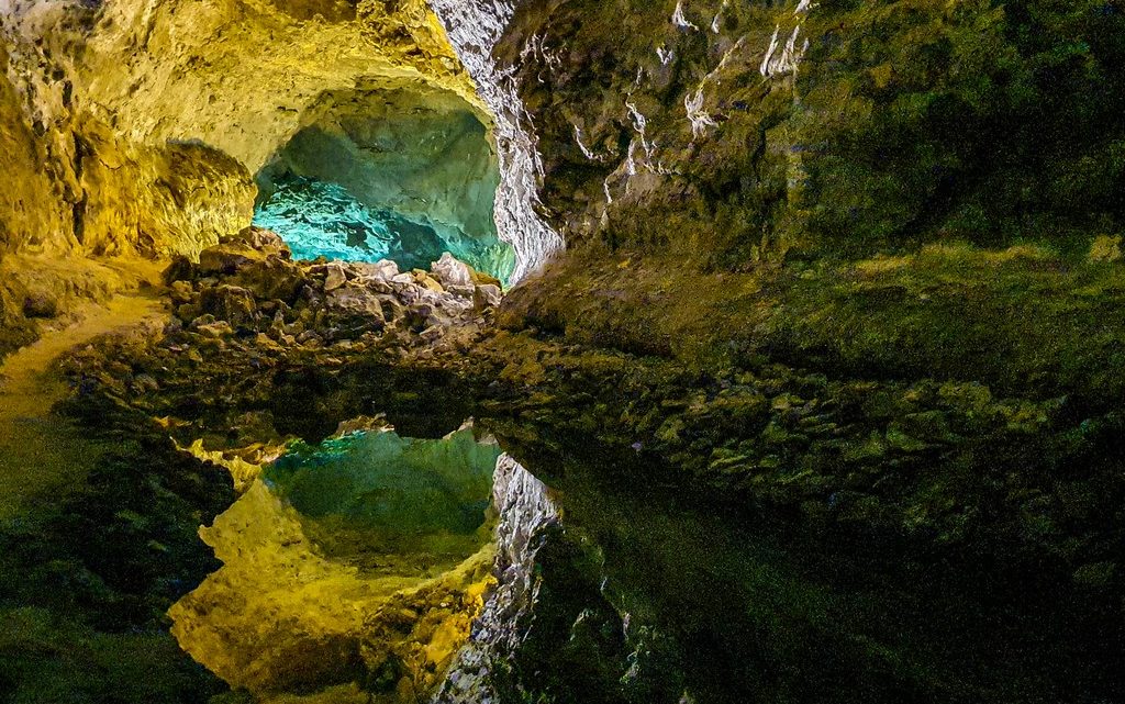Visita alla Cueva de los Verdes a Lanzarote grotta colorata