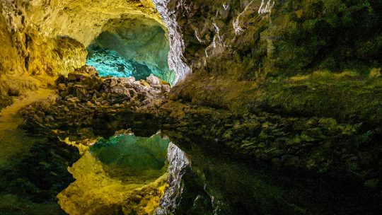 Visita alla Cueva de los Verdes a Lanzarote grotta colorata