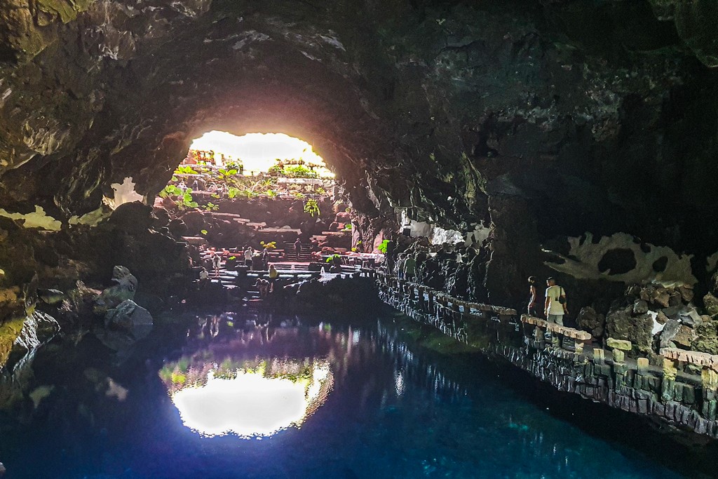 Visita a Jameos del Agua laguna interna