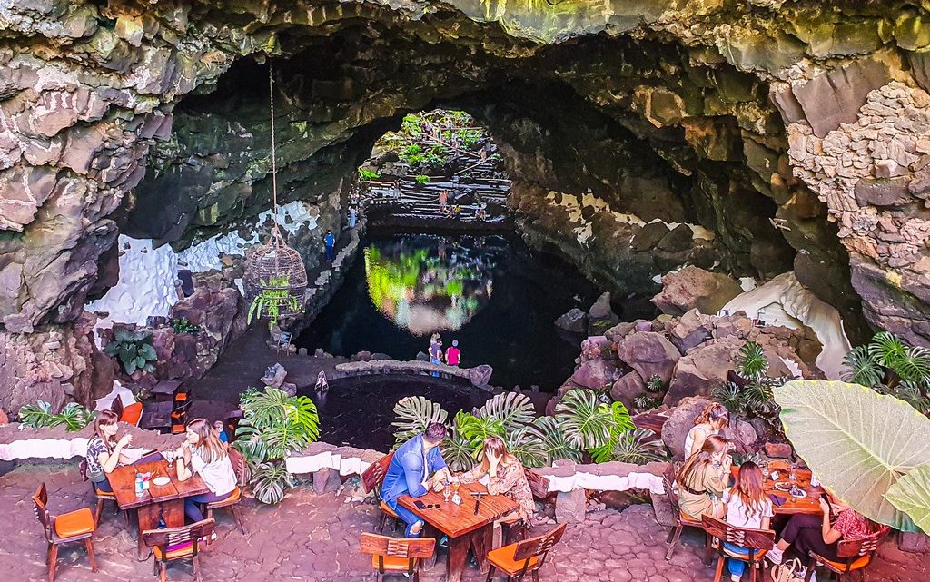 visita a jameos del agua ristorante in tunnel di lava