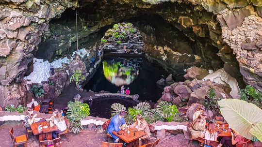 visita a jameos del agua ristorante in tunnel di lava