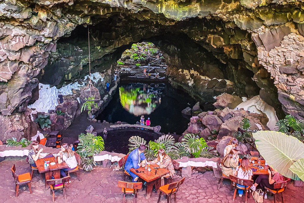 ristorante in tunnel di lava