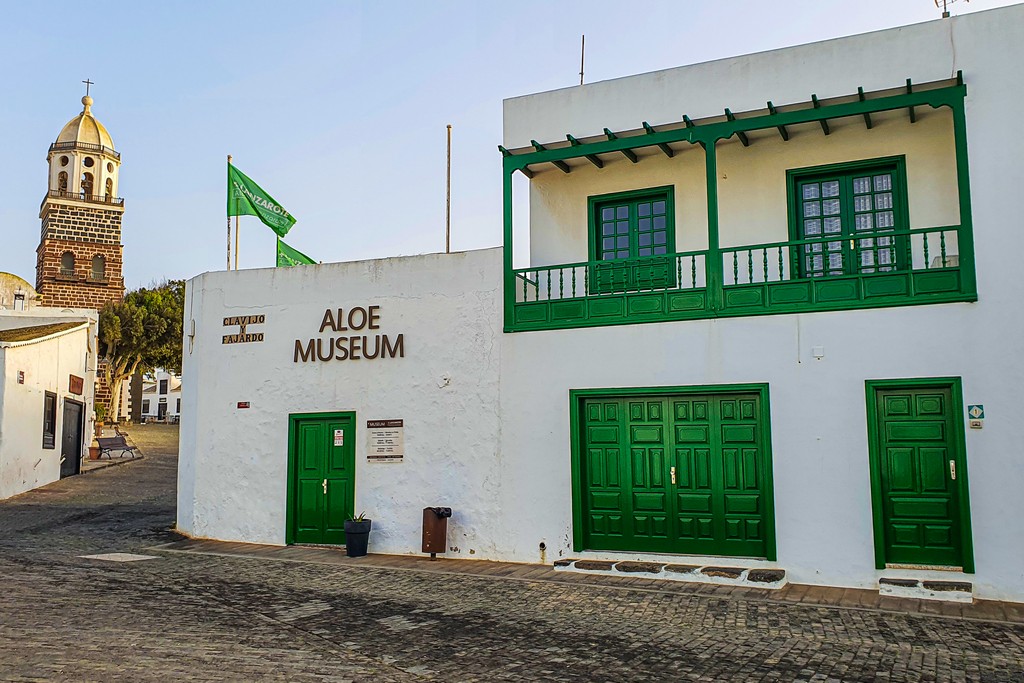 Visita a Teguise edificio bianco