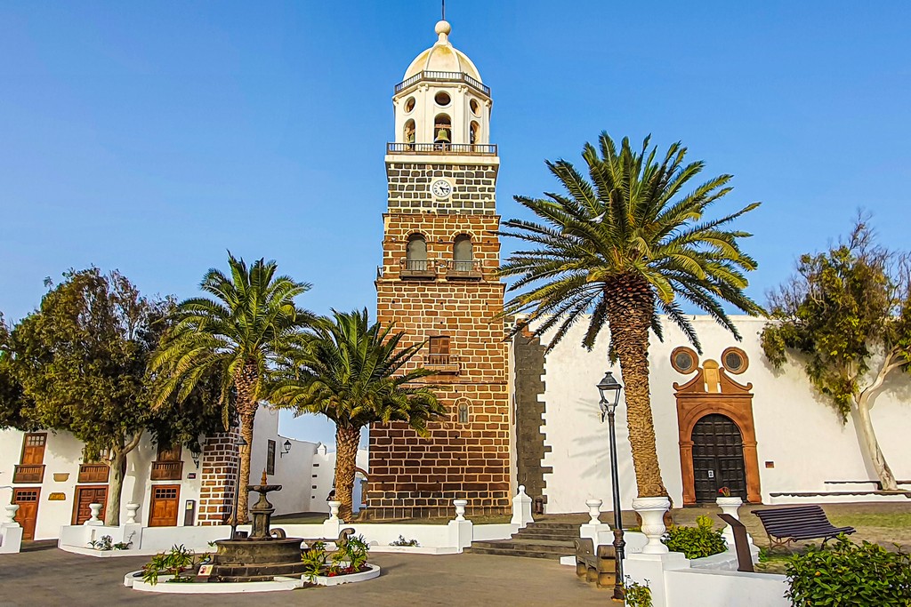 10 luoghi da non perdere a Lanzarote campanile in piazza