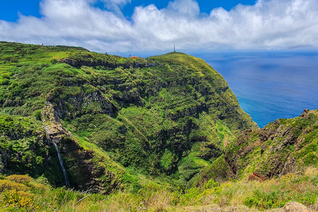 cascata davanti alla costa